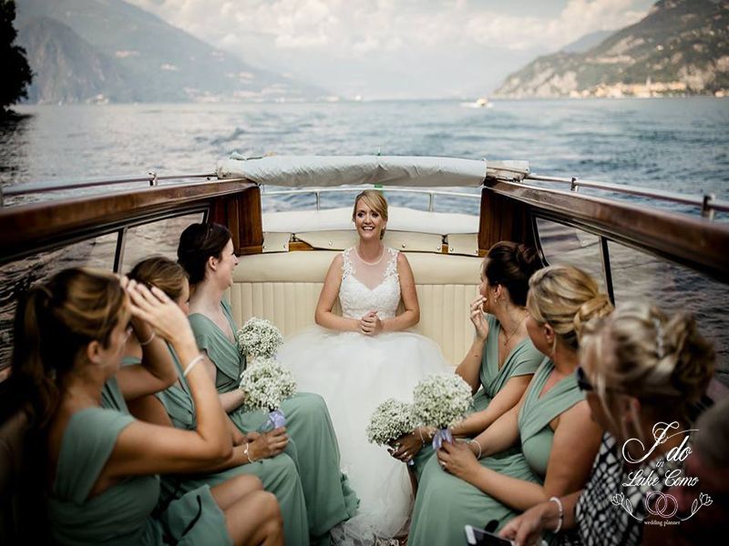Bride arriving by boat in Lake Como | Lake Como Wedding Planner