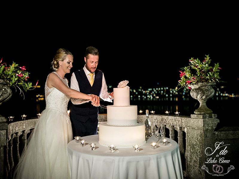 The cut of the cake in Lake Como | Lake Como Wedding Planner