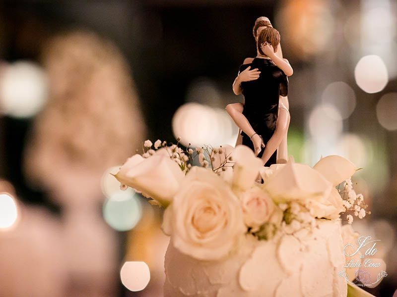 Wedding cake topper at Lake Como | Lake Como Wedding Planner